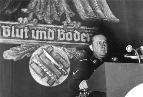 Reichsbauernführer Walter Darré 1937. Foto http://en.wikipedia.org/wiki/File:Bundesarchiv_Bild_183-H1215-503-009,_Walther_Darr%C3%A9_bei_einer_Kundgebung.jpg Bundesarchiv, Lizenz CC BY-SA 3.0